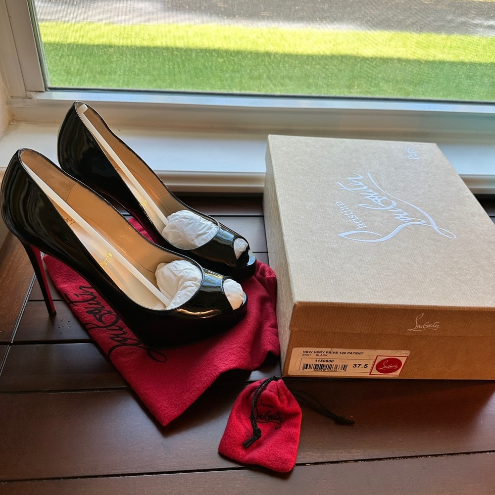 Beautiful  red heels bottoms 👠 in great condition